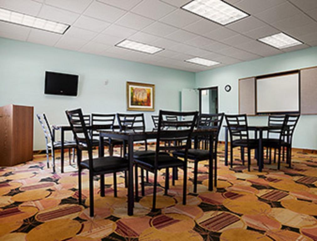 Days Inn & Suites By Wyndham Columbus Ne Dış mekan fotoğraf