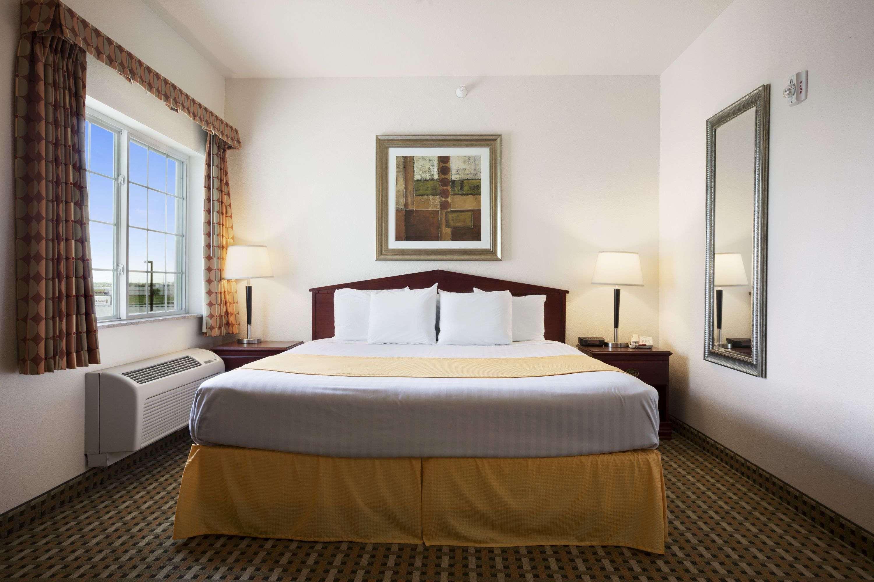 Days Inn & Suites By Wyndham Columbus Ne Dış mekan fotoğraf