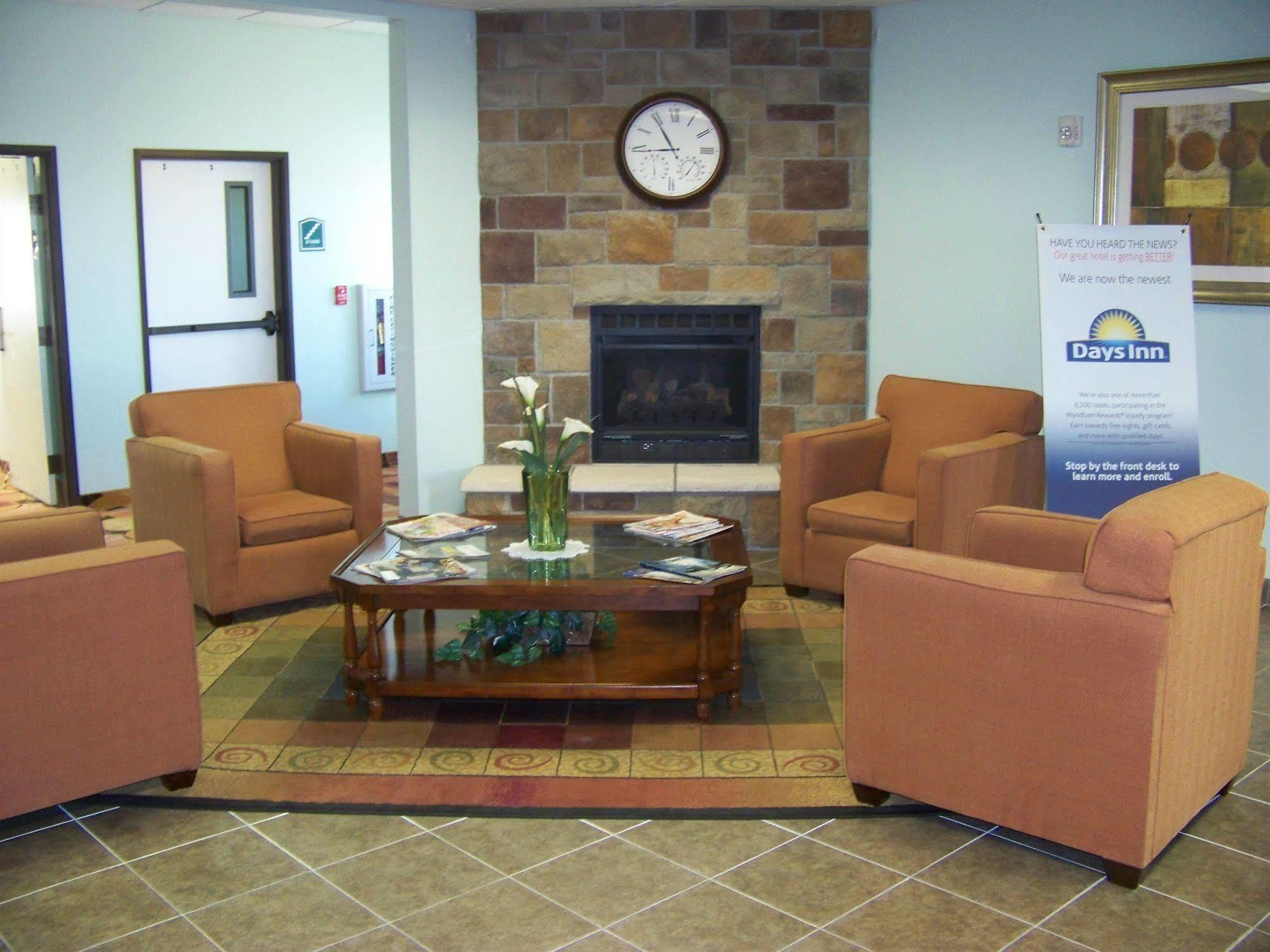 Days Inn & Suites By Wyndham Columbus Ne Dış mekan fotoğraf